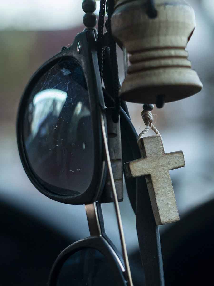 detail-crucifix-hanging-from-mirror-car-1-scaled
